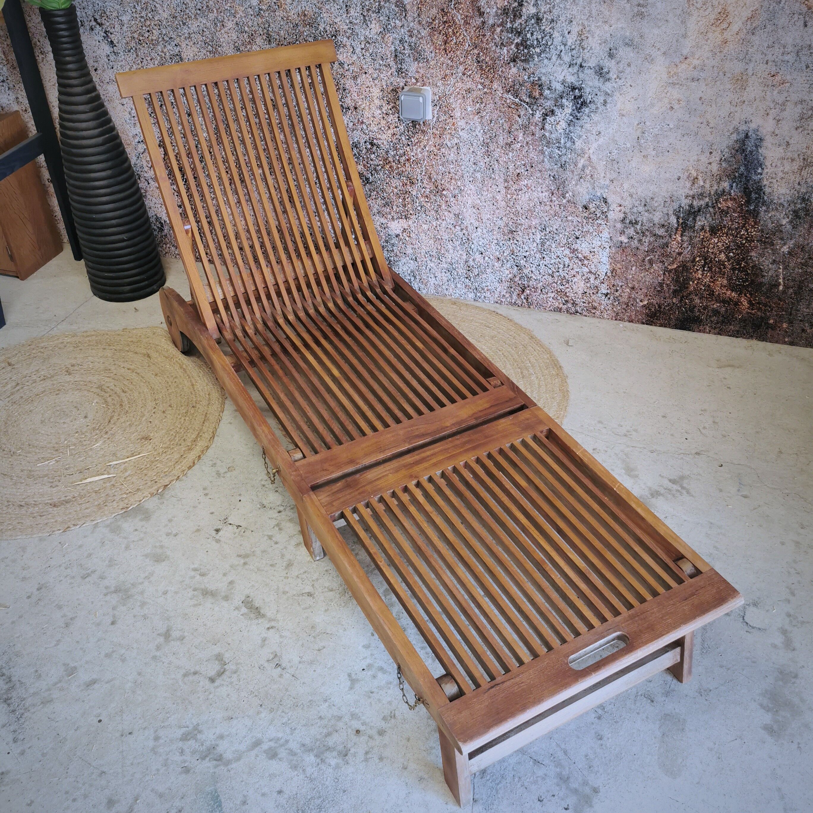 Solid teak lounge chair