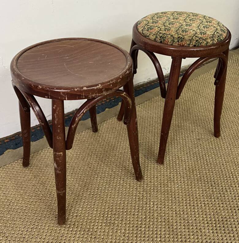 Paire de tabourets bas en bois courbé style "Thonet" vintage