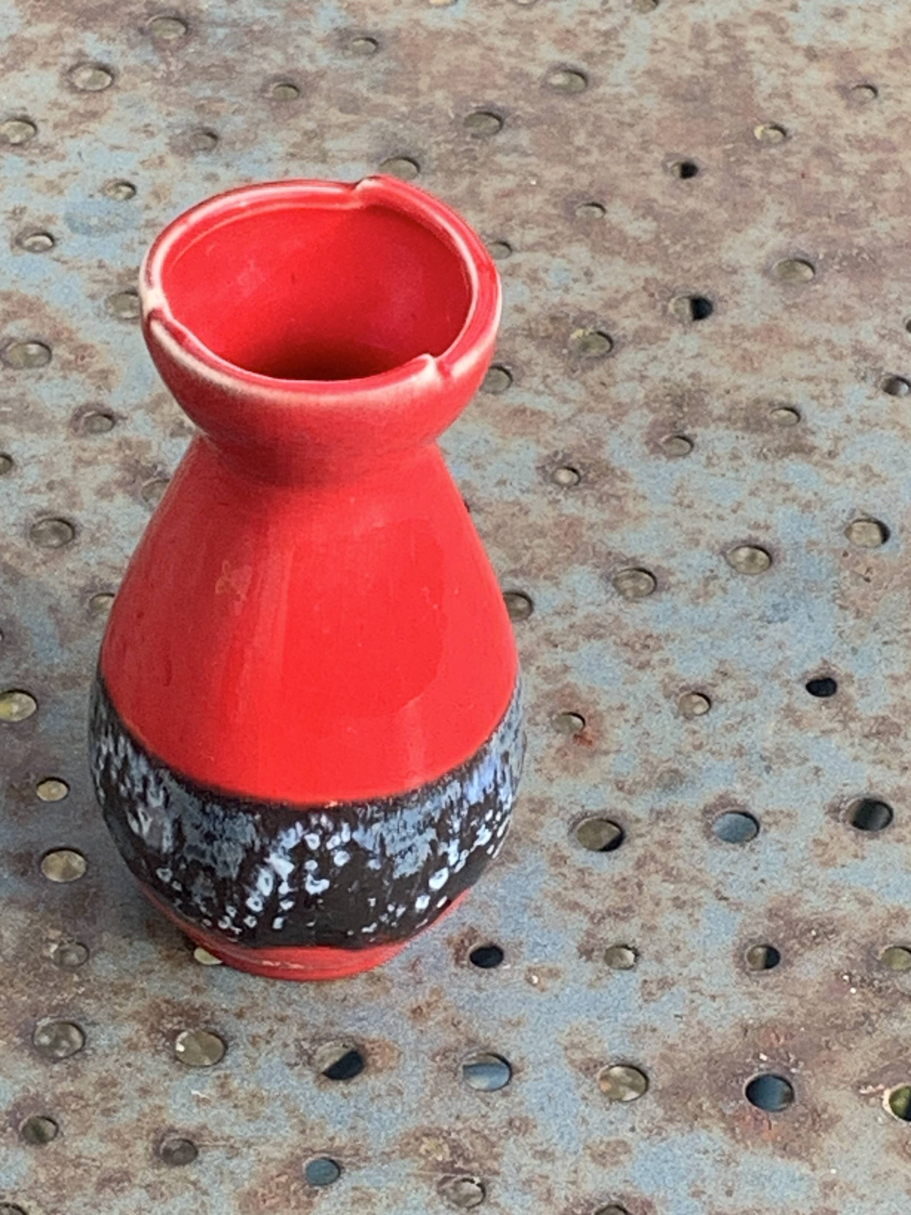 Set of two vases, soliflores in designer red and gray enameled ceramic, Vallauris style