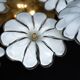 Paire de lampes de plafond en verre de Murano à fleurs blanches. Italie, années 1980.