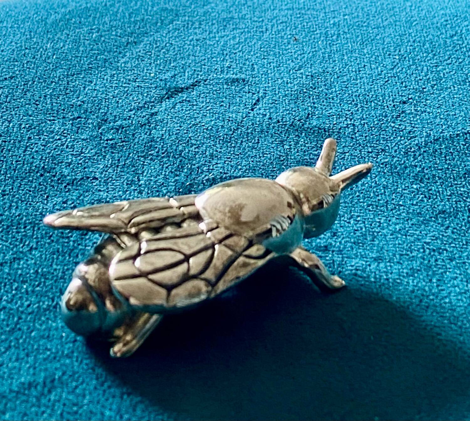 6 Bee-shaped knife holders, silver-colored metal