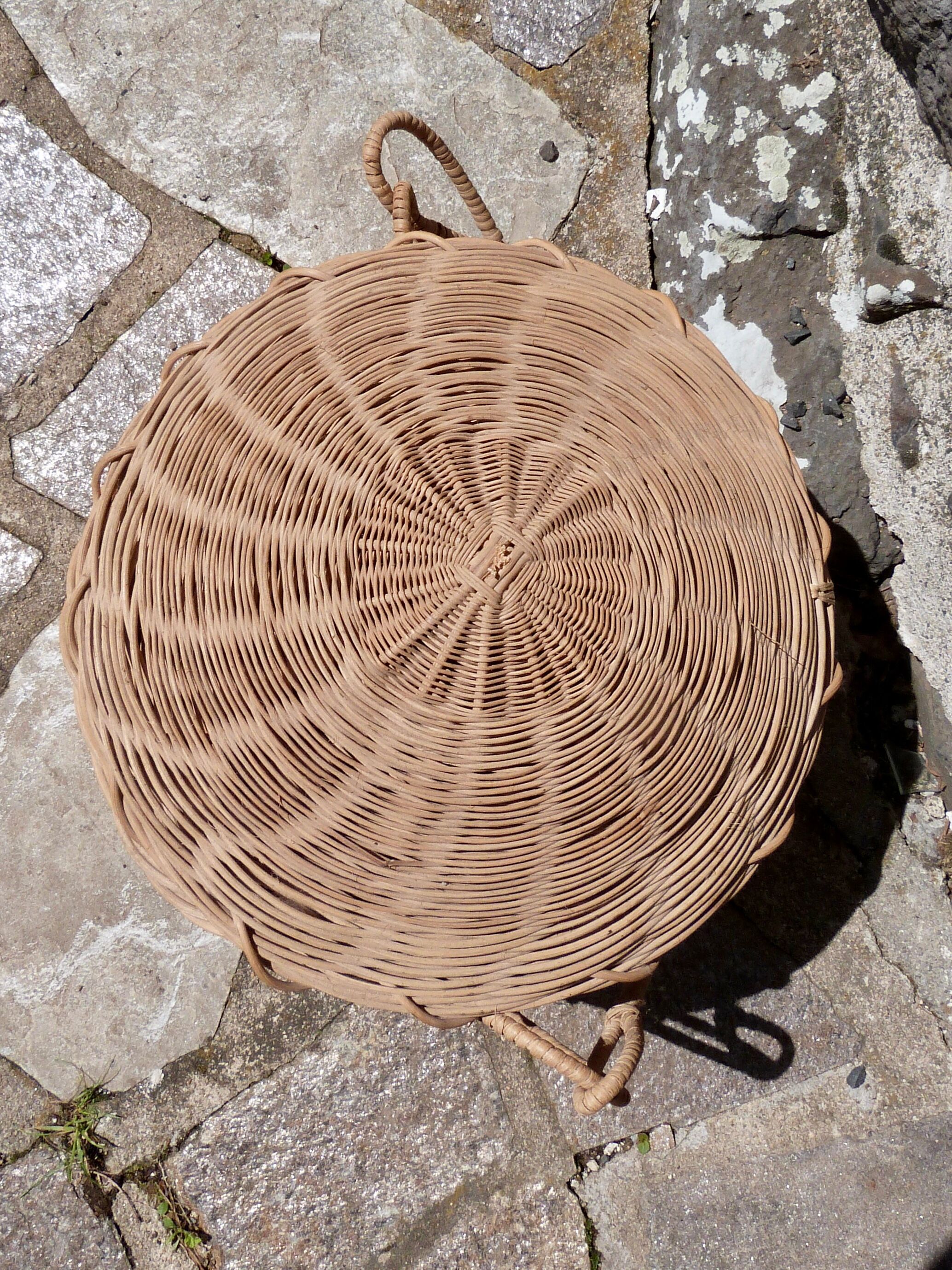 Round wicker basket with lid