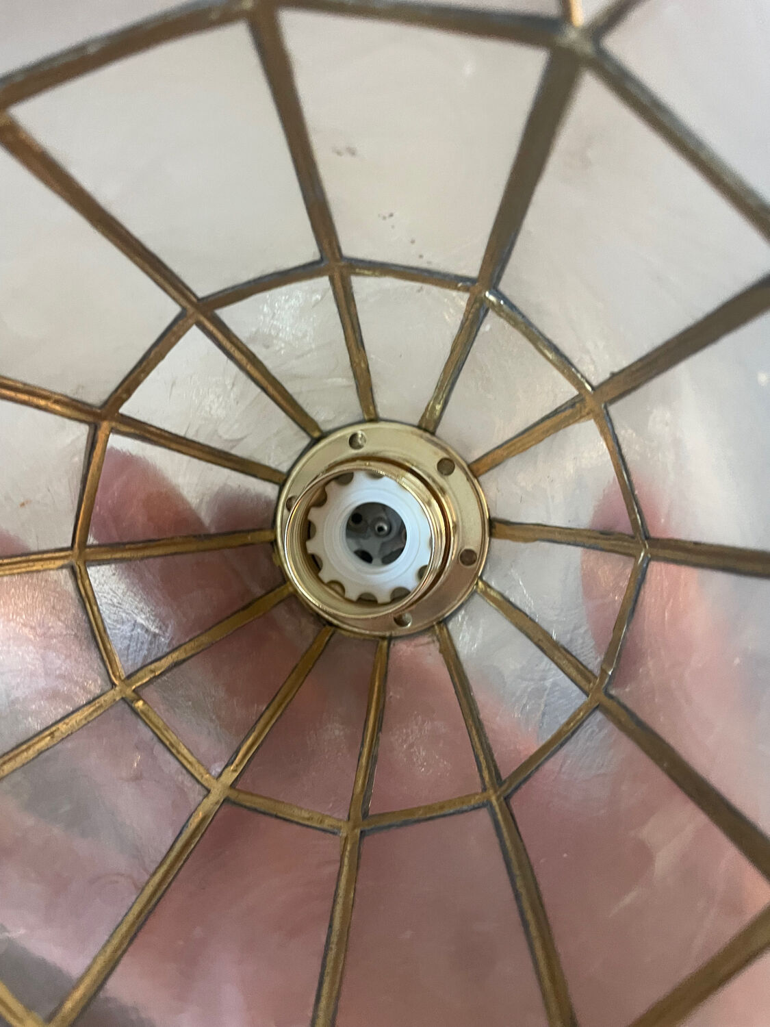 2 portable lamps with flower-shaped lampshades in mother-of-pearl and brass.