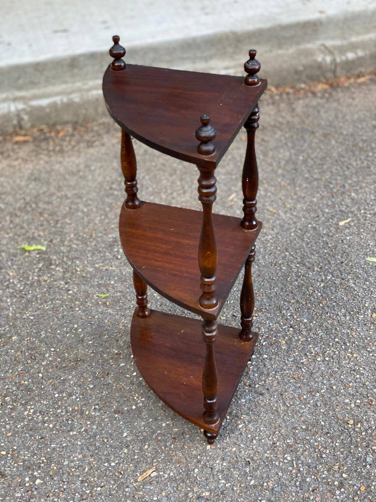 Étagère d'angle vintage en bois