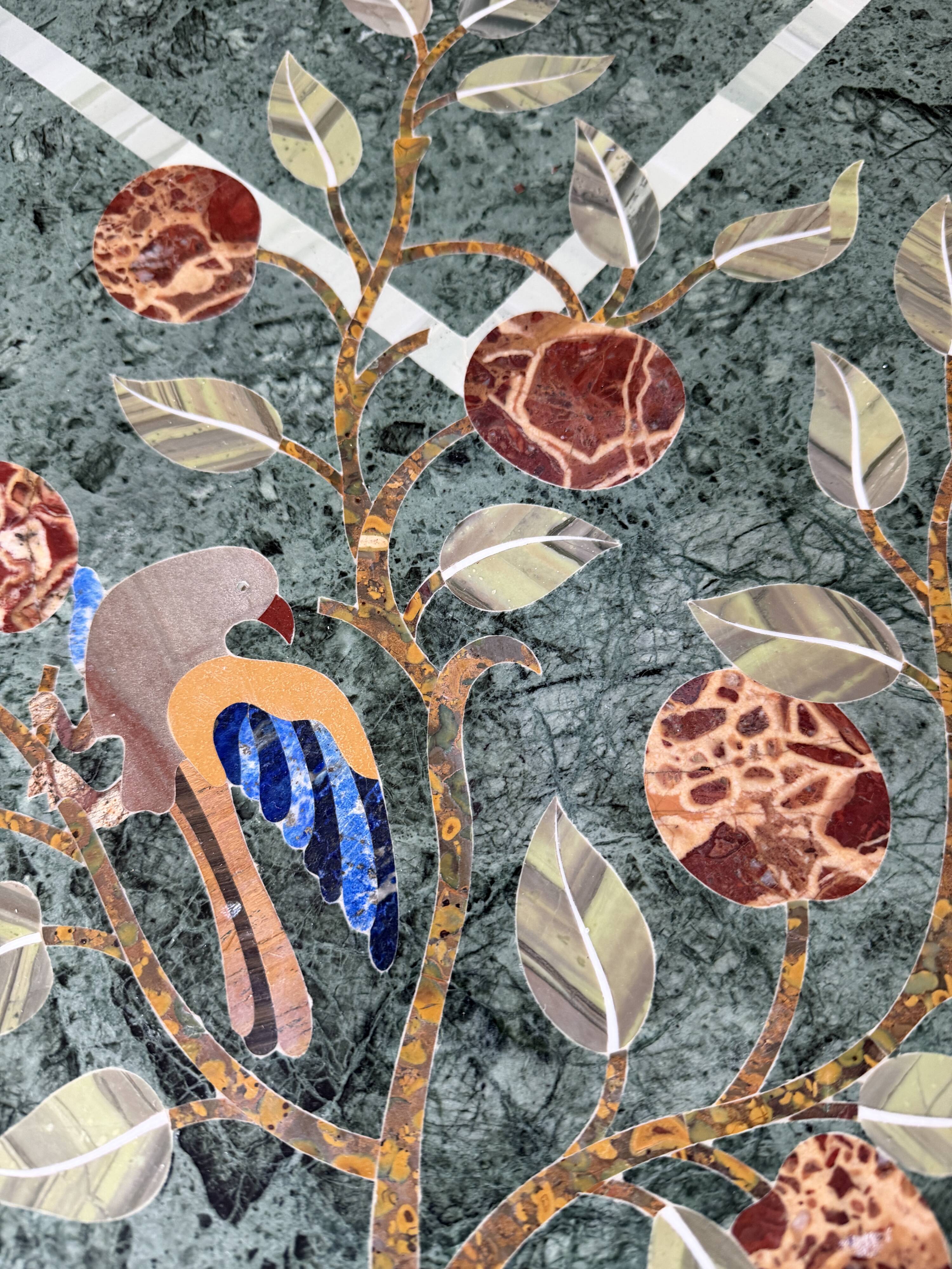 Table d’exception en marbre vert incrusté de pierres – Pietra Dura d’Agra