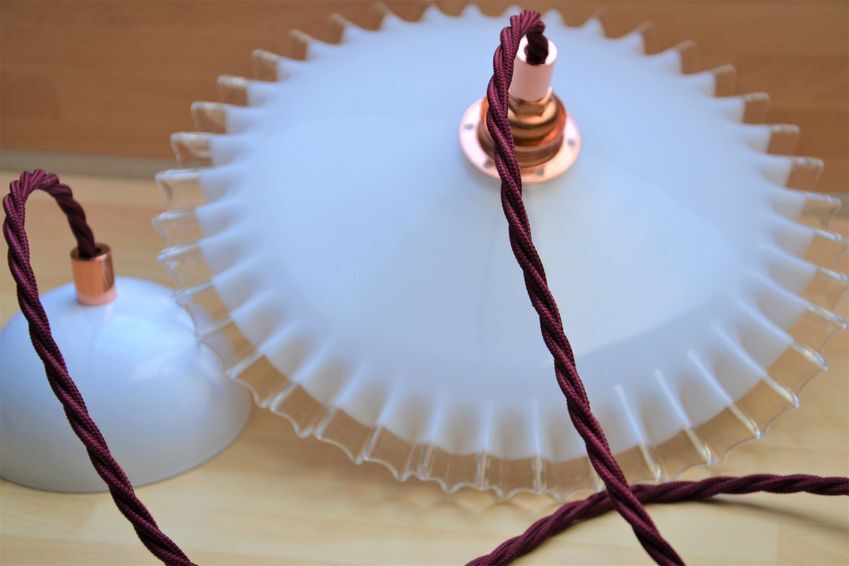 Suspension opaline festonnée blanche, douille E14 en cuivre et rosace coupole