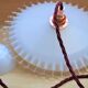 Suspension opaline festonnée blanche, douille E14 en cuivre et rosace coupole