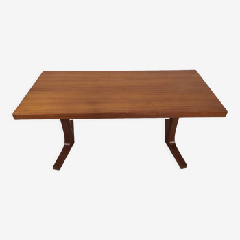 Scandinavian table with system