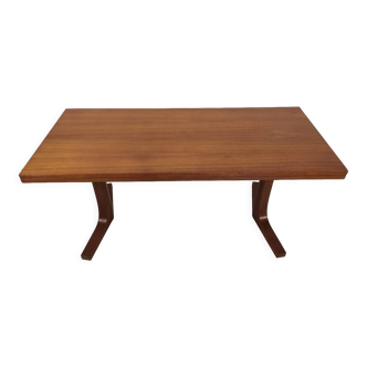 Scandinavian table with system