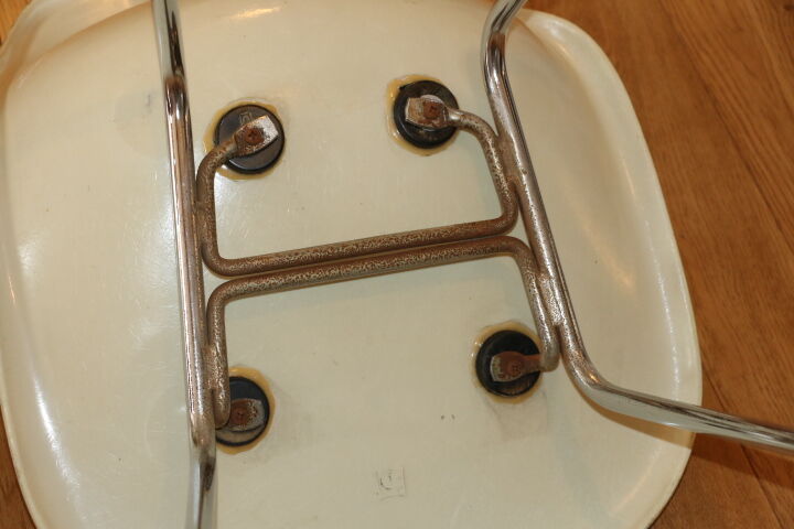 4 Herman Miller cream Eames shell chairs