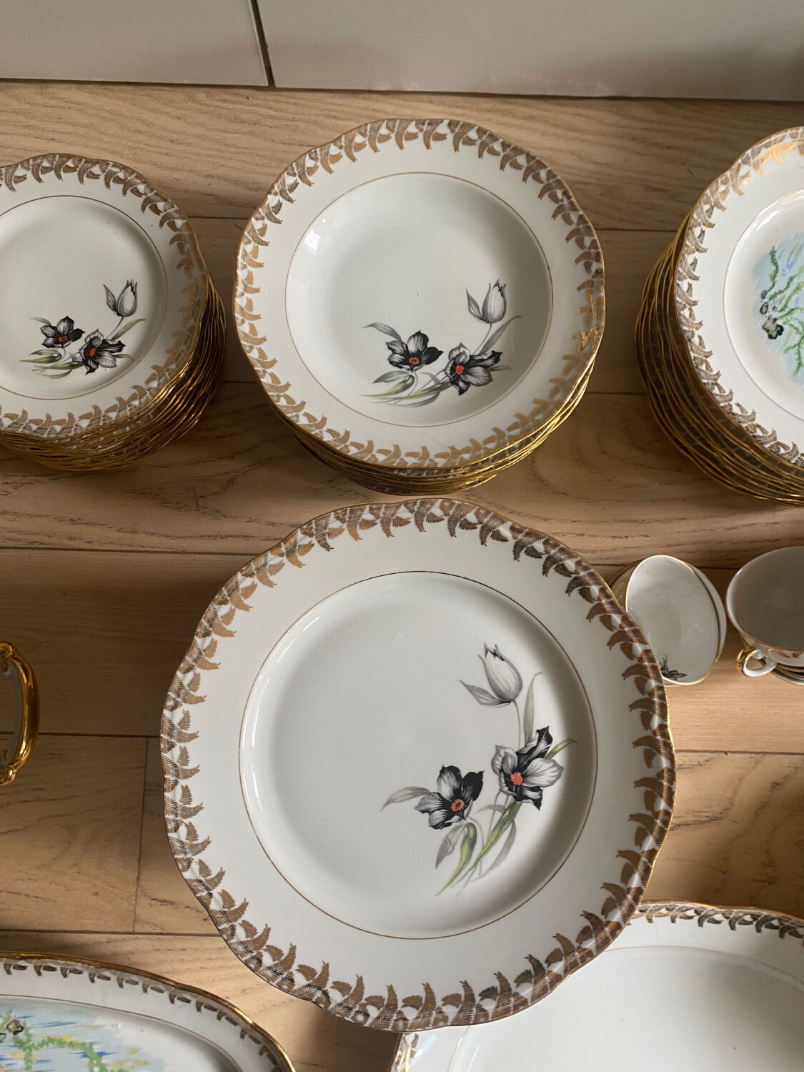 Porcelain - 79-piece dinner service
