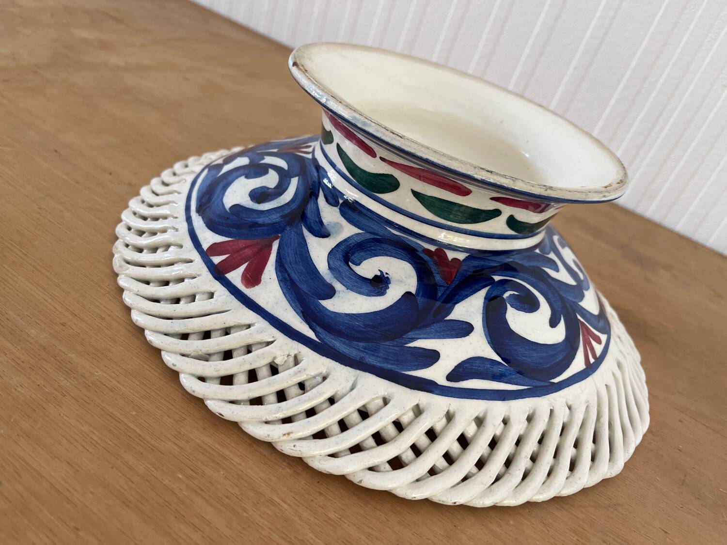 Fruit bowl on foot made in Spain in ceramic