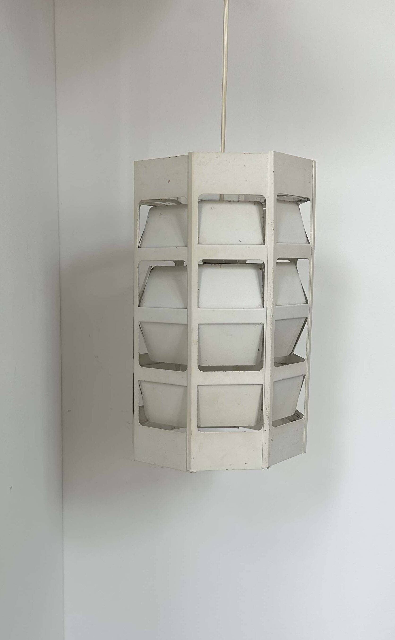 Vintage pendant light by Poul Gernes, matt white lacquered metal, by Poulsen Denmark 1960.