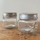 Lot de 2 bocaux anciens avec couvercles en aluminium