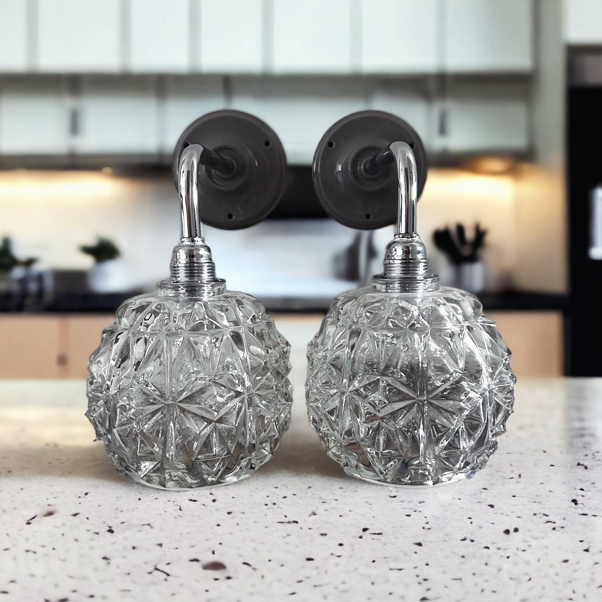 Paire d’appliques chromées et verre ciselé