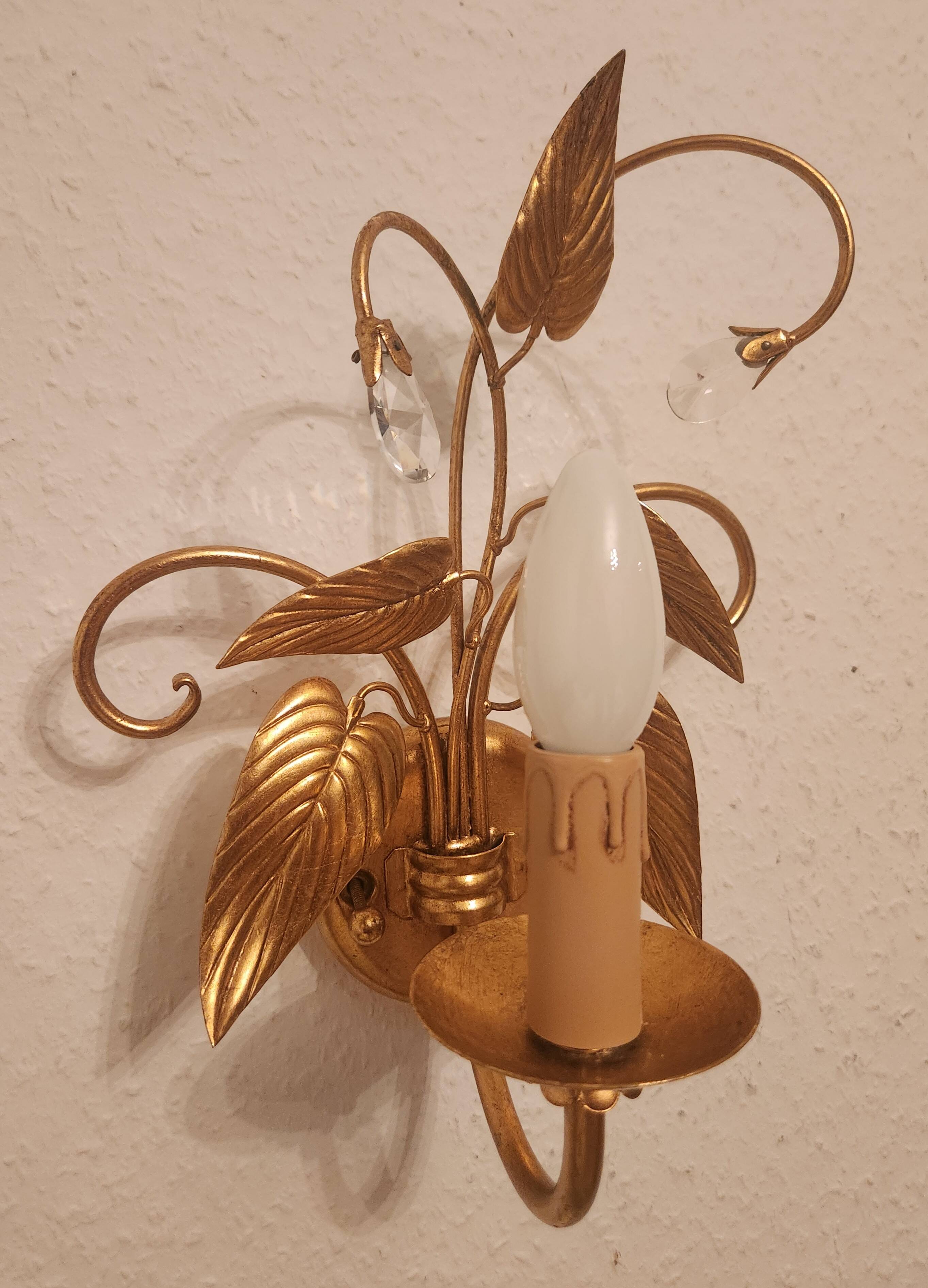 Shabby Wandlampe vergoldet Blattgold Kristallelemente Hollywood Regency 70s