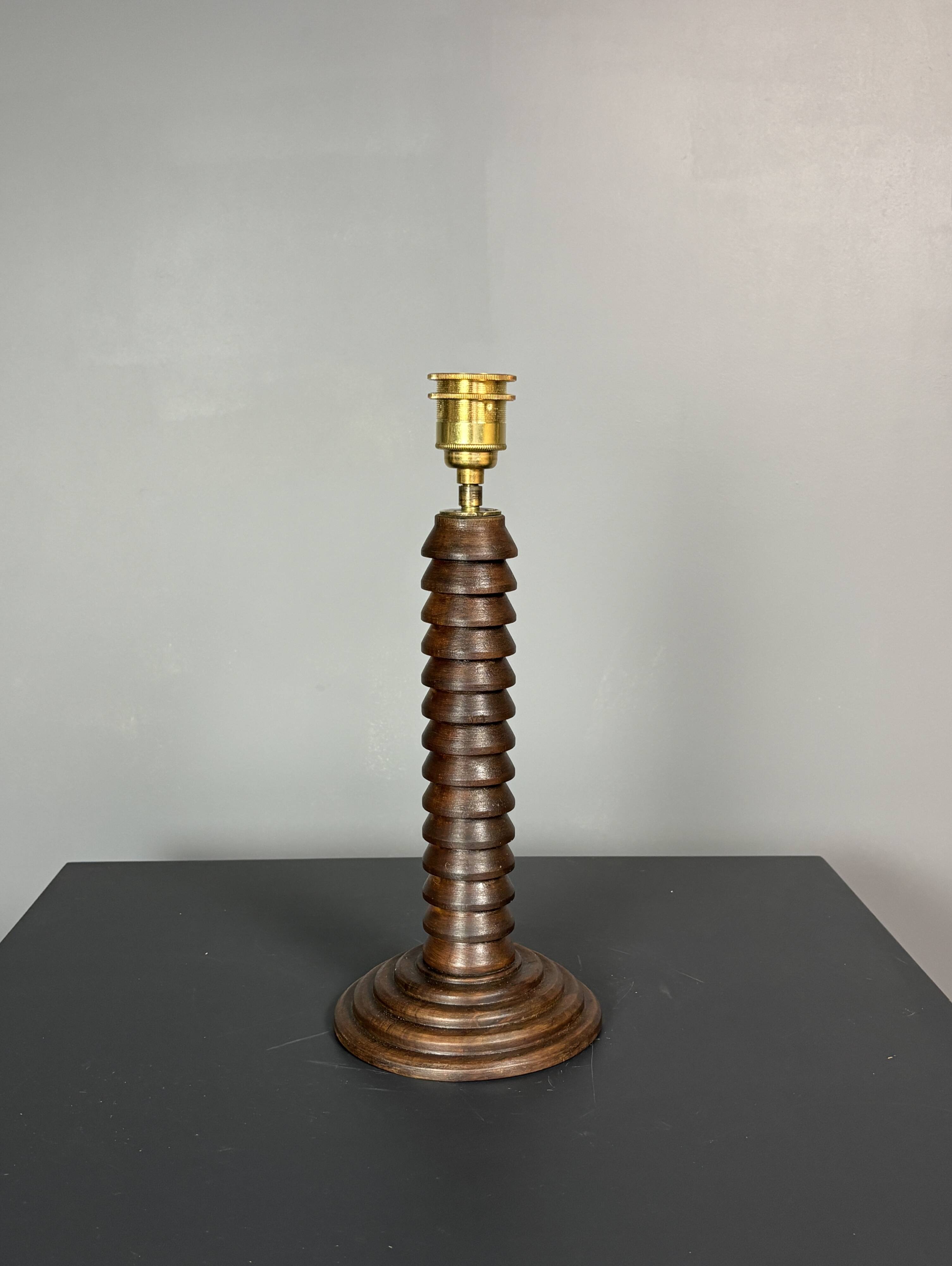 Lampe de table en bois tourné brutaliste du milieu du siècle dans le style de Charles Dudouyt, années 1950.