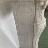 Cheminée de style Louis XV en marbre blanc de Carrare XIX siècle