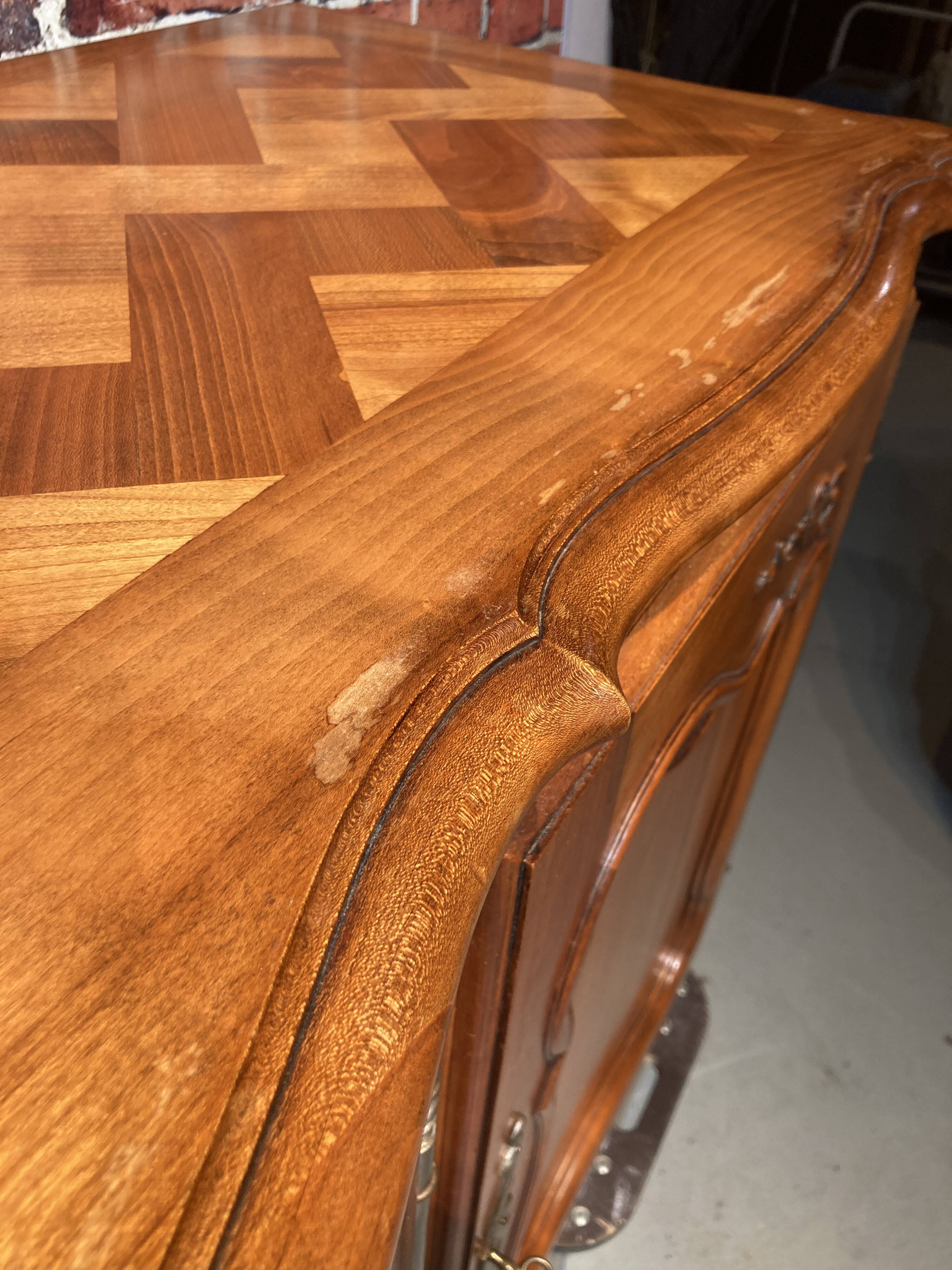 Louis XV style sideboard, 3 doors with lock, glass top.