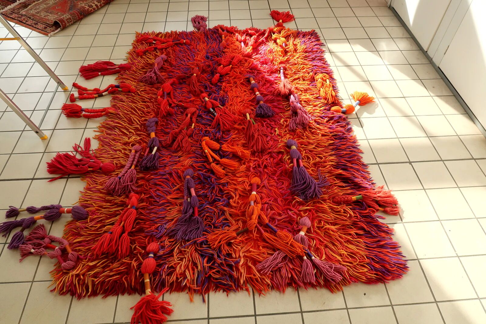 Tapis Rya suédois vintage, champ de couleur abstrait “Coucher de soleil”, vers 1960 — 150 × 220 cm — 1C1282