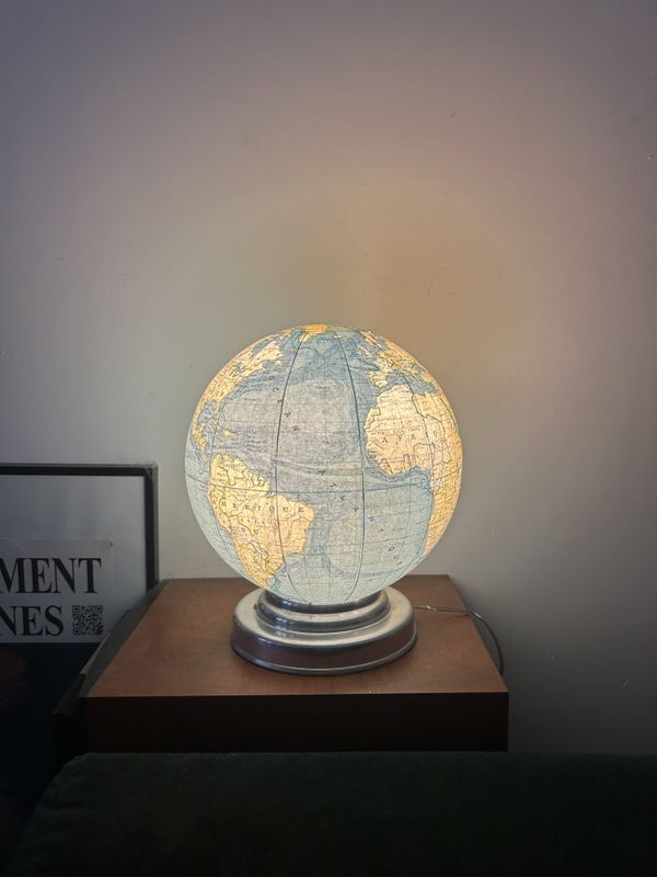 Globe terrestre lumineux vintage – fin des années 1940 / début 1950