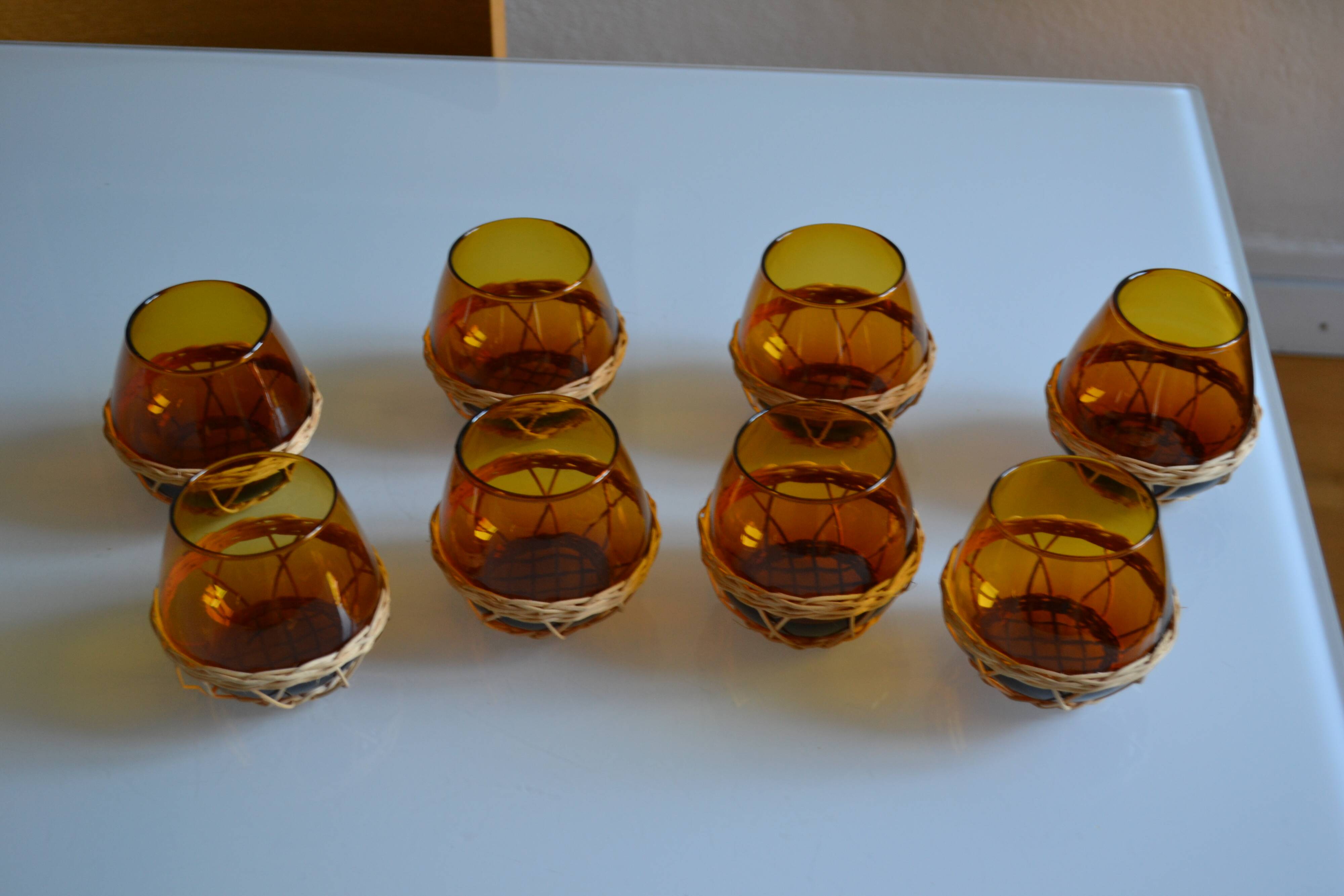 Set of 8 amber glasses & vintage rattan 1970