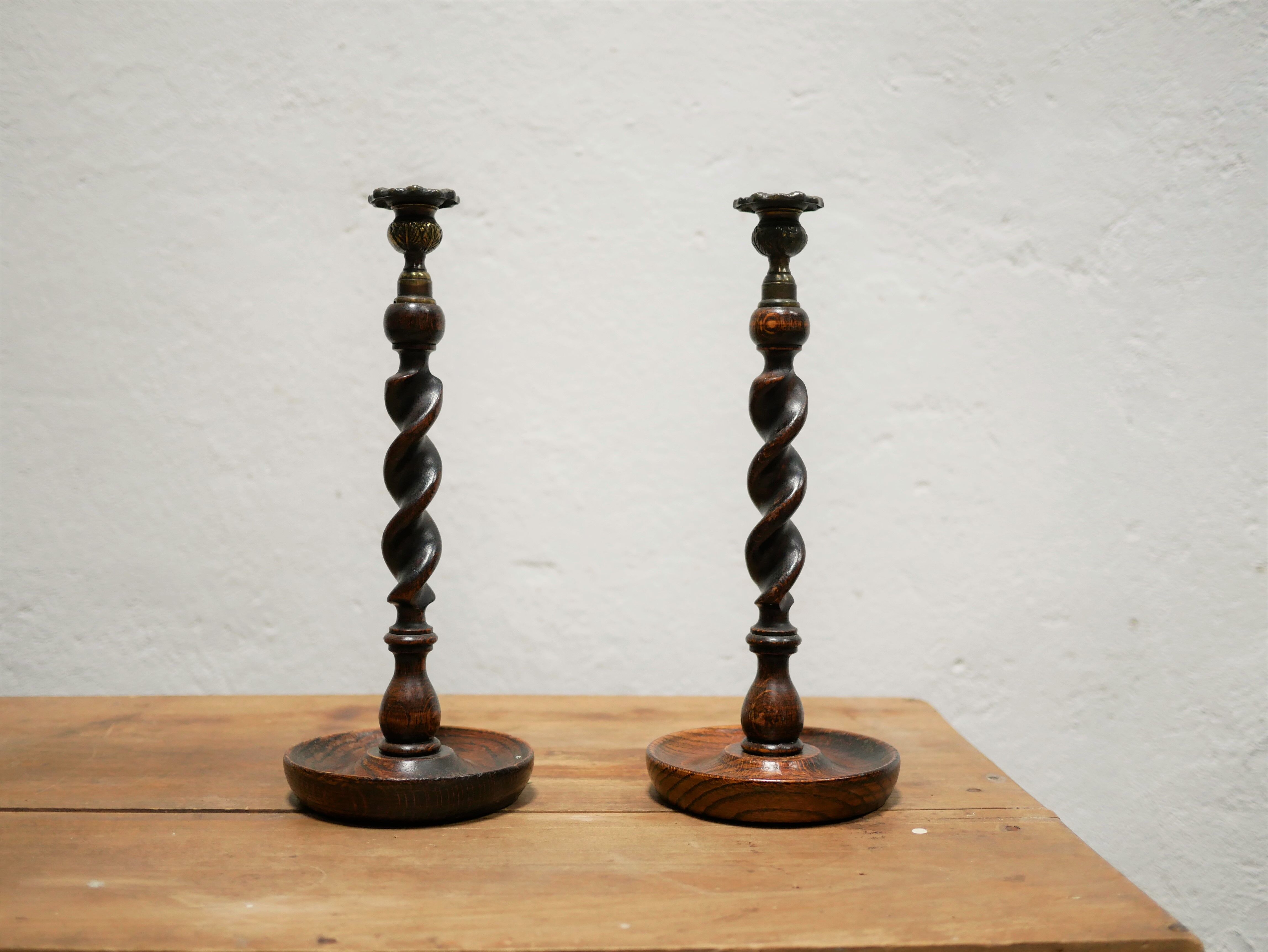 Paire de bougeoirs anciens en bois et bronze