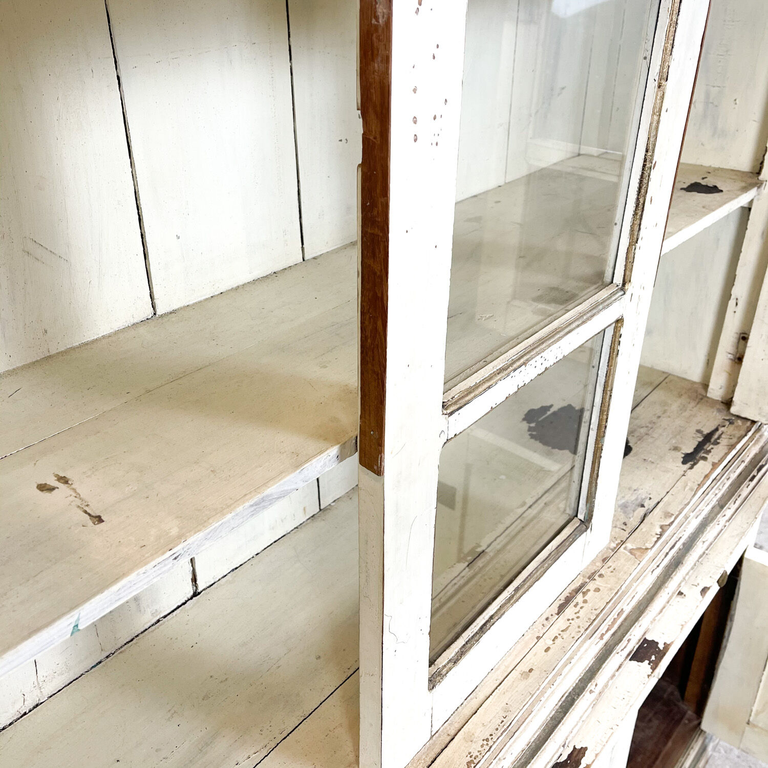 Vintage brocant White painted Kitchen display cabinet