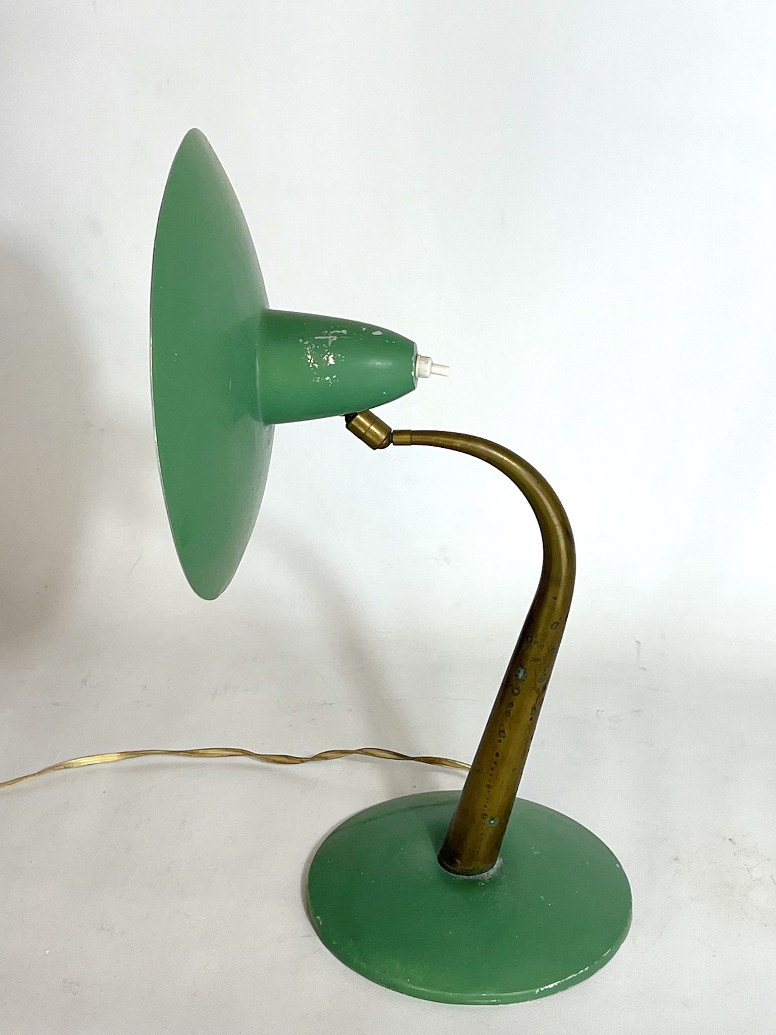 Mid-cenrury Italian Modern brass and green lacquer table lamp from 50s