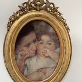 Oval frame with pediment in wood and gilded plaster, 19th century