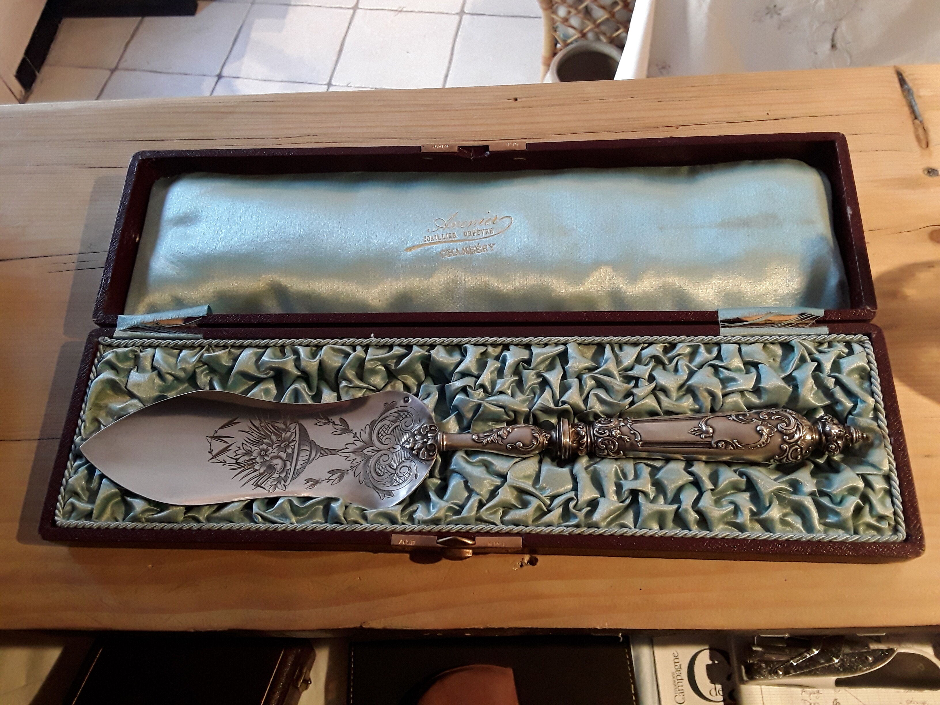 Filled silver pie shovel