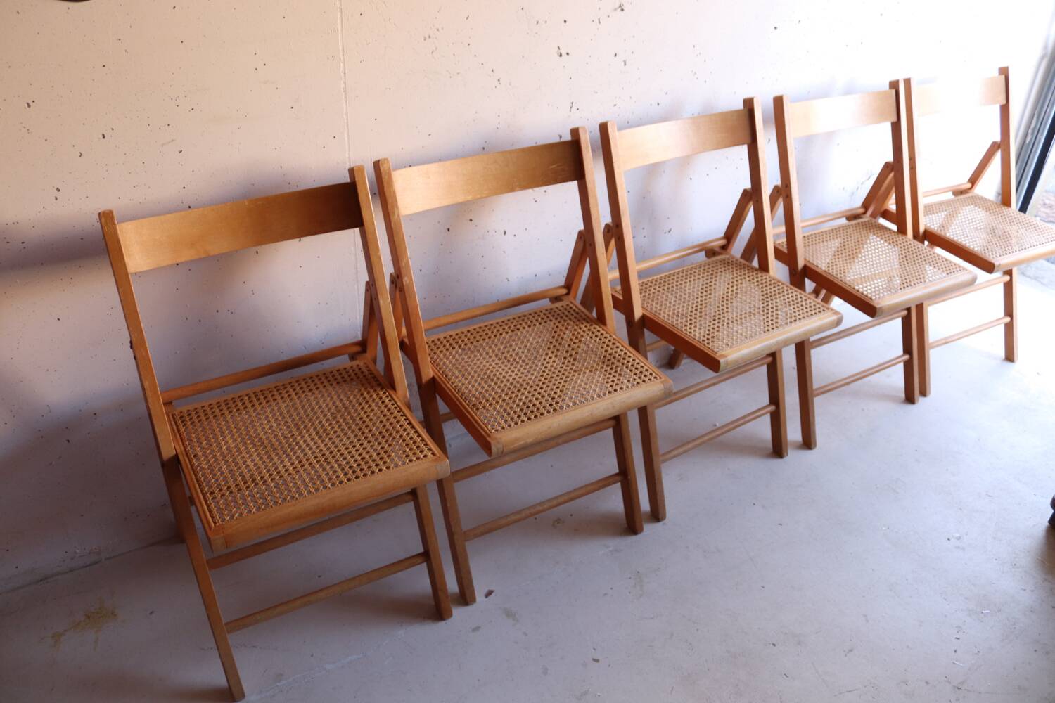 Set of 5 vintage folding chairs in beech and cane – Italy, 1970s