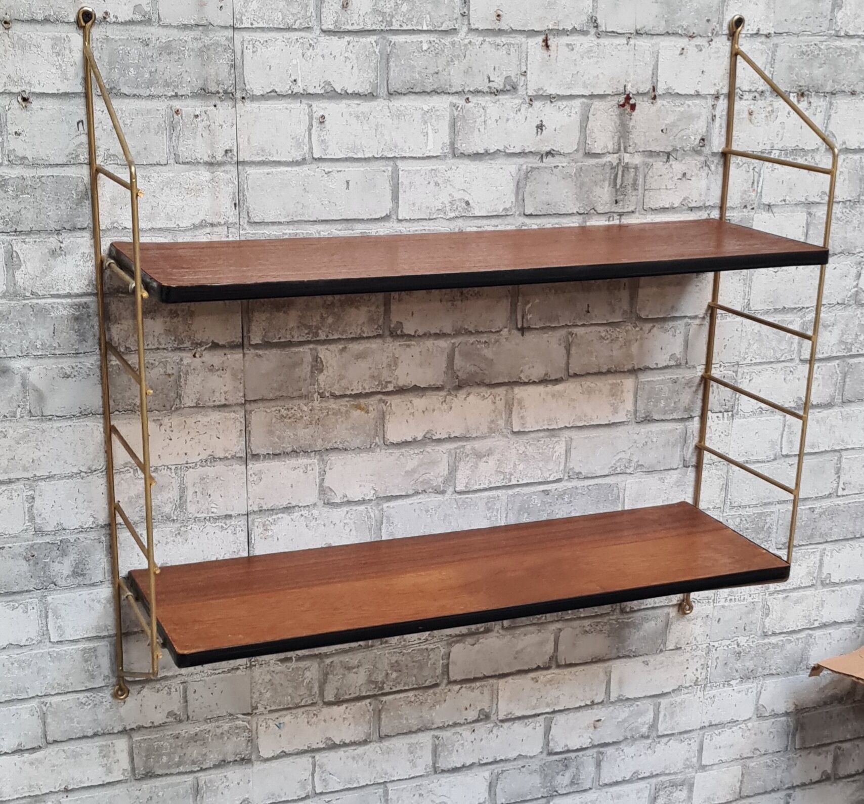 Shelf 1950 has 70 gold uprights and and plating shelf with black plastic border,