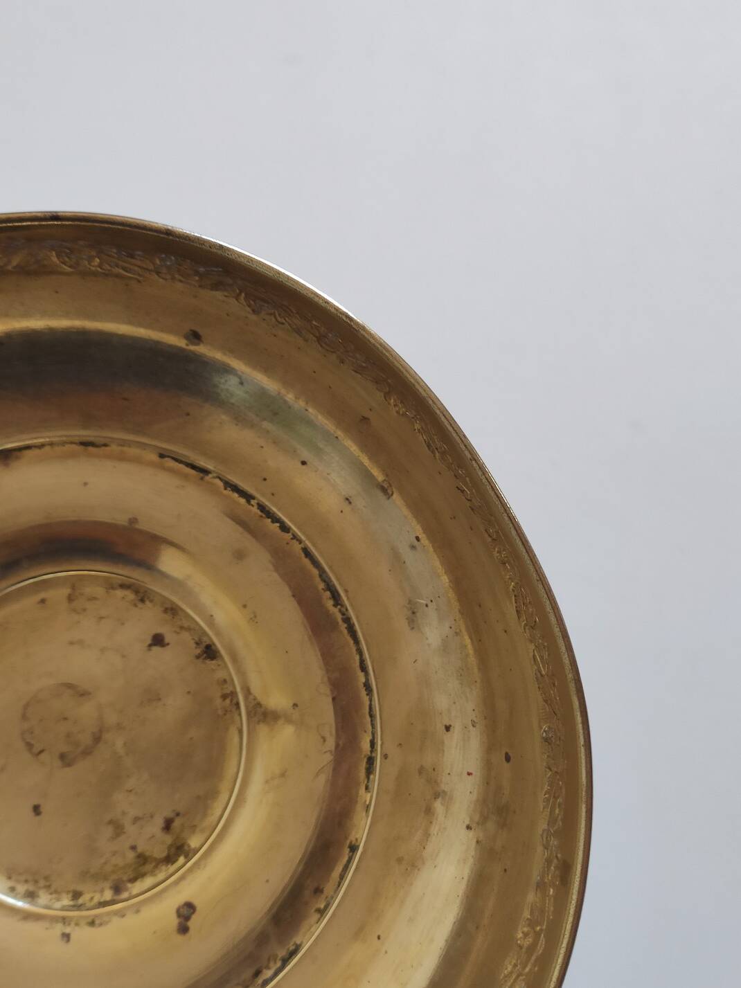Coupe à pied laiton repoussé
