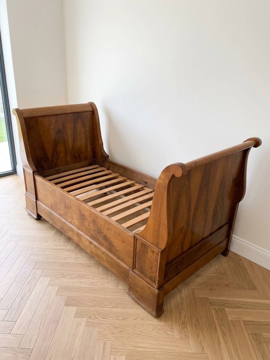 Lit bateau / Banquette ancienne noyer massif – Style Louis-Philippe –