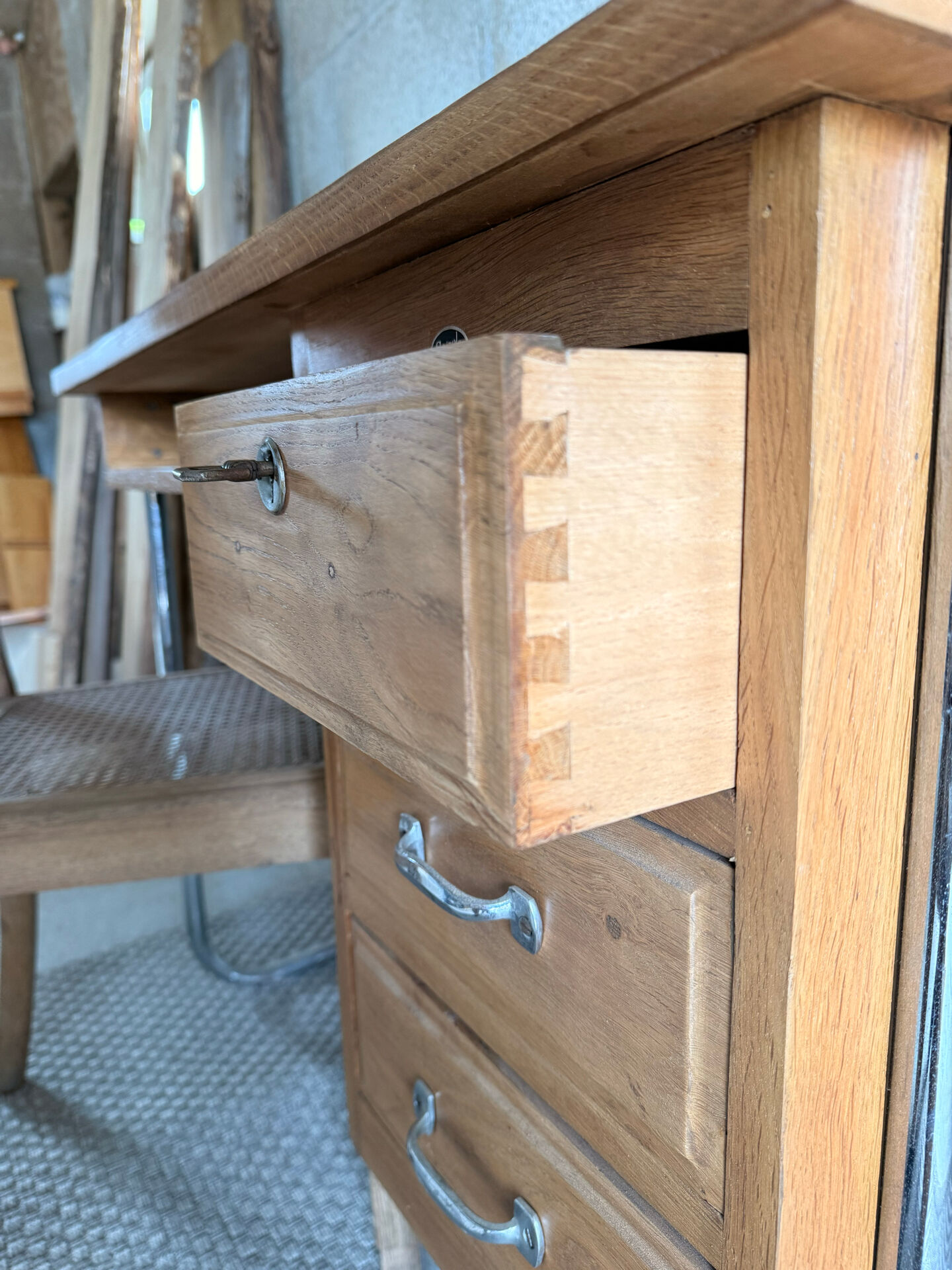 Bureau Spirol années 50 – placage chêne – piètement chromé 