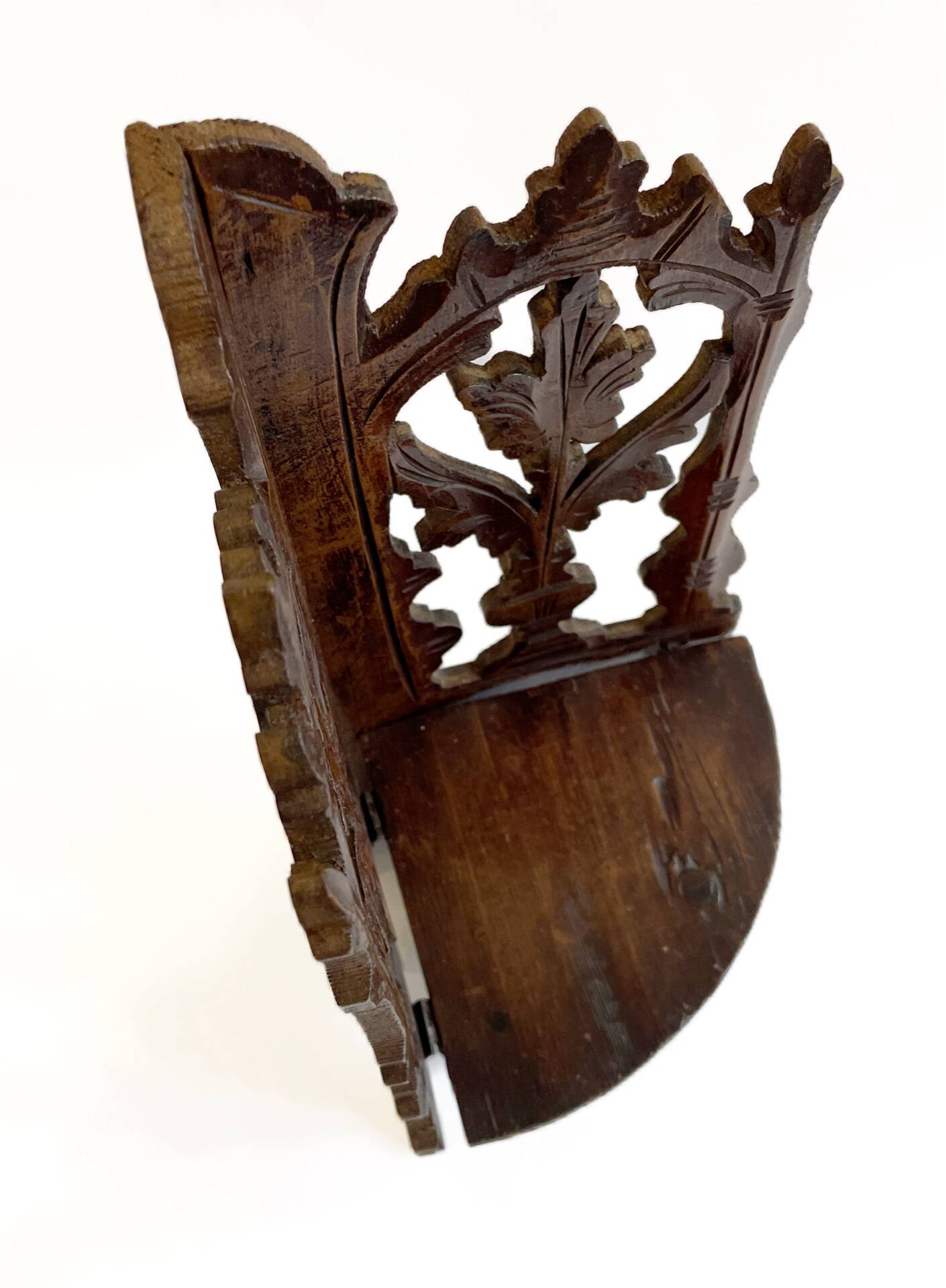 Petite étagère d’angle en bois sculpté