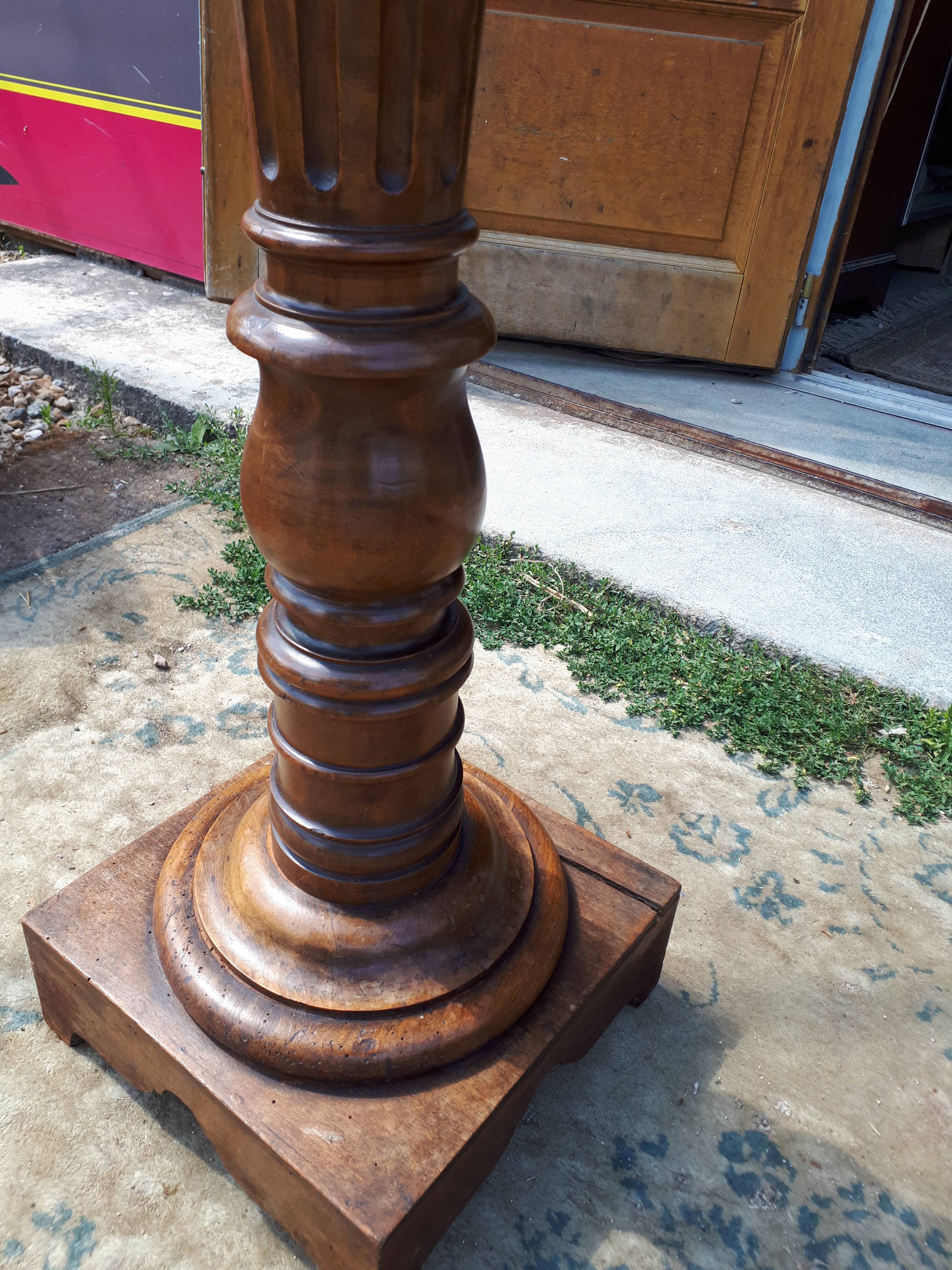 Fifth wheel on column