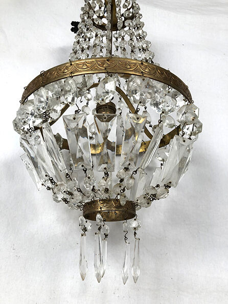 Small hot air balloon chandelier with grapevines