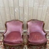 Paire de fauteuils - bergères de style Louis XV en velours rose