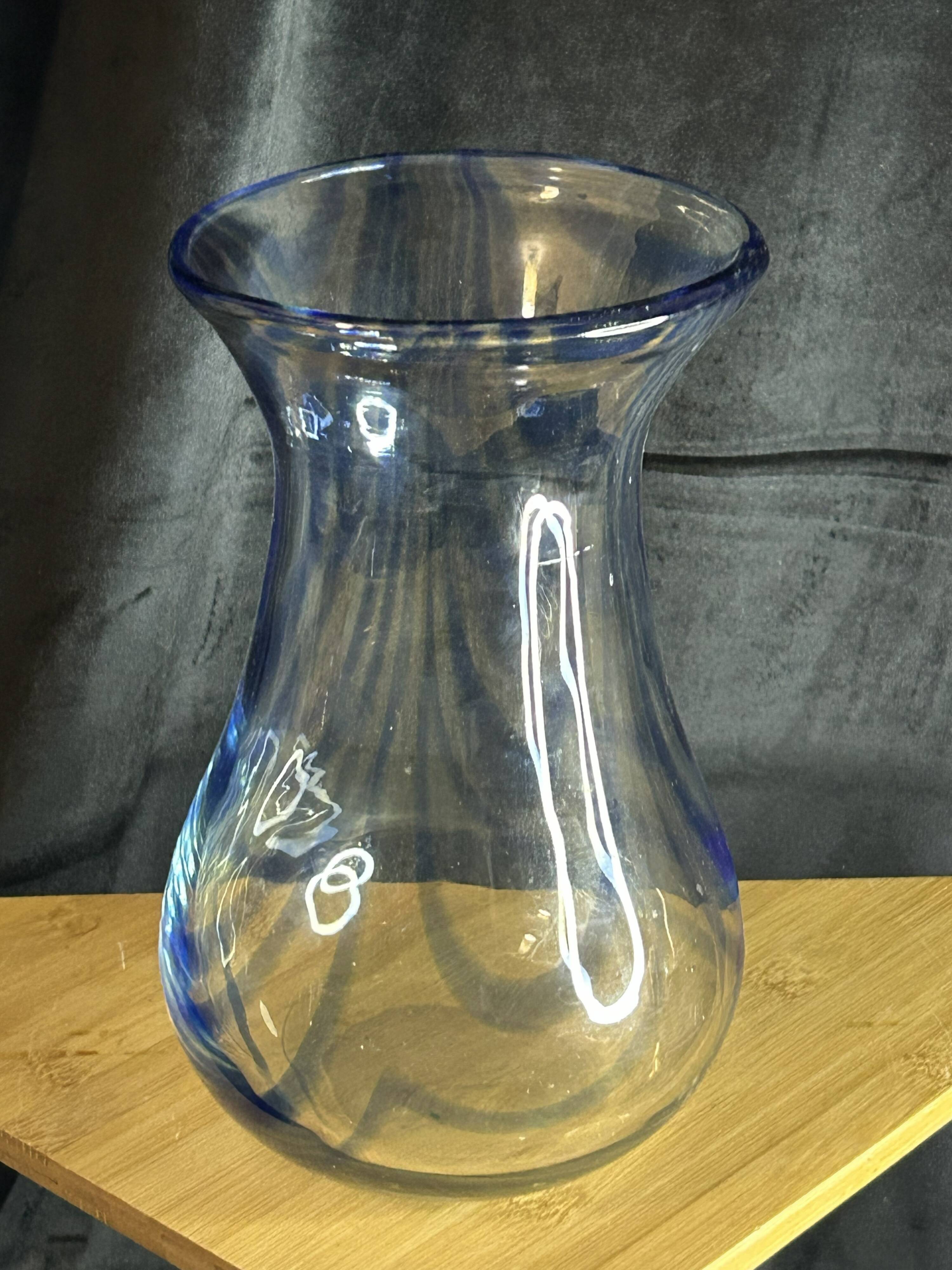 Vase Biot en verre soufflé à inclusions bleues – France vintage – H 23 cm