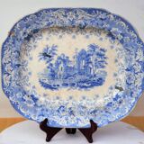 Grand plat décoratif en faïence bleue avec ruine d'abbaye début XIXe siècle.