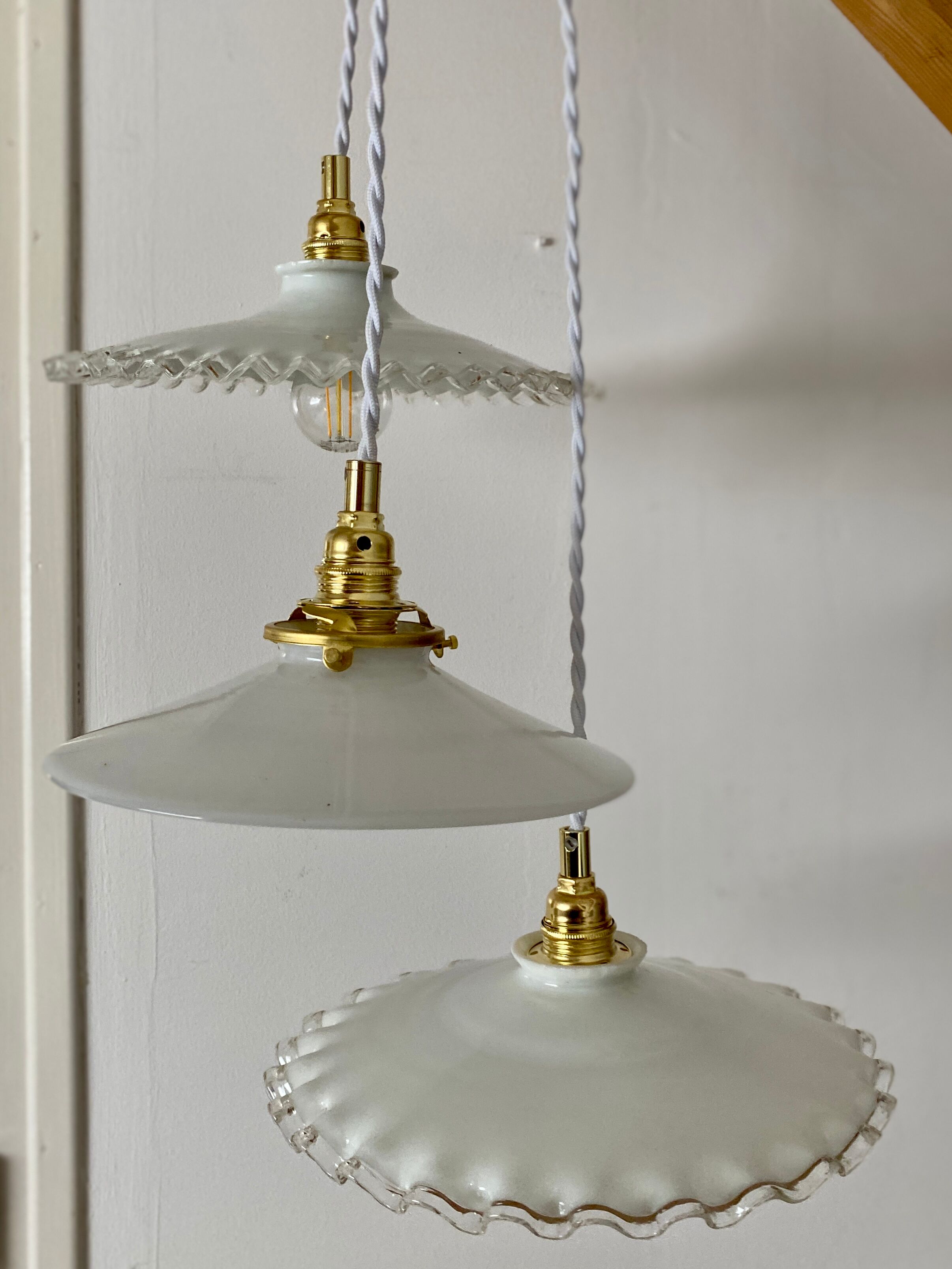 Three-light cascading pendant lamp with vintage white opaline lampshade