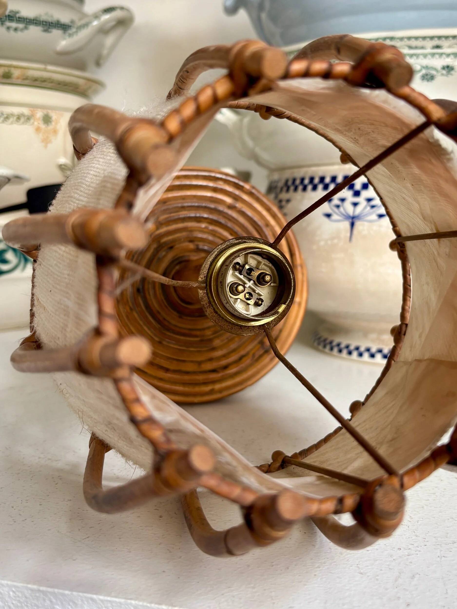 Beige rattan and cotton table lamp