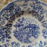 Ancienne assiette creuse motif floral bleu avec scène galante