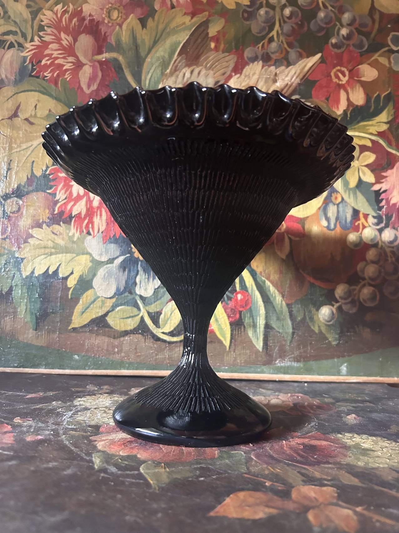 Grande coupe sur pied en opaline noire Art déco des années 1930 une rareté atypique