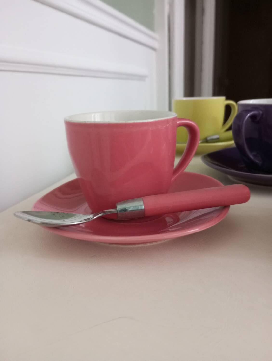 6 colorful coffee cups