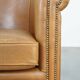 Fauteuil club en cuir de mouton de couleur cognac neutre et en bon état
