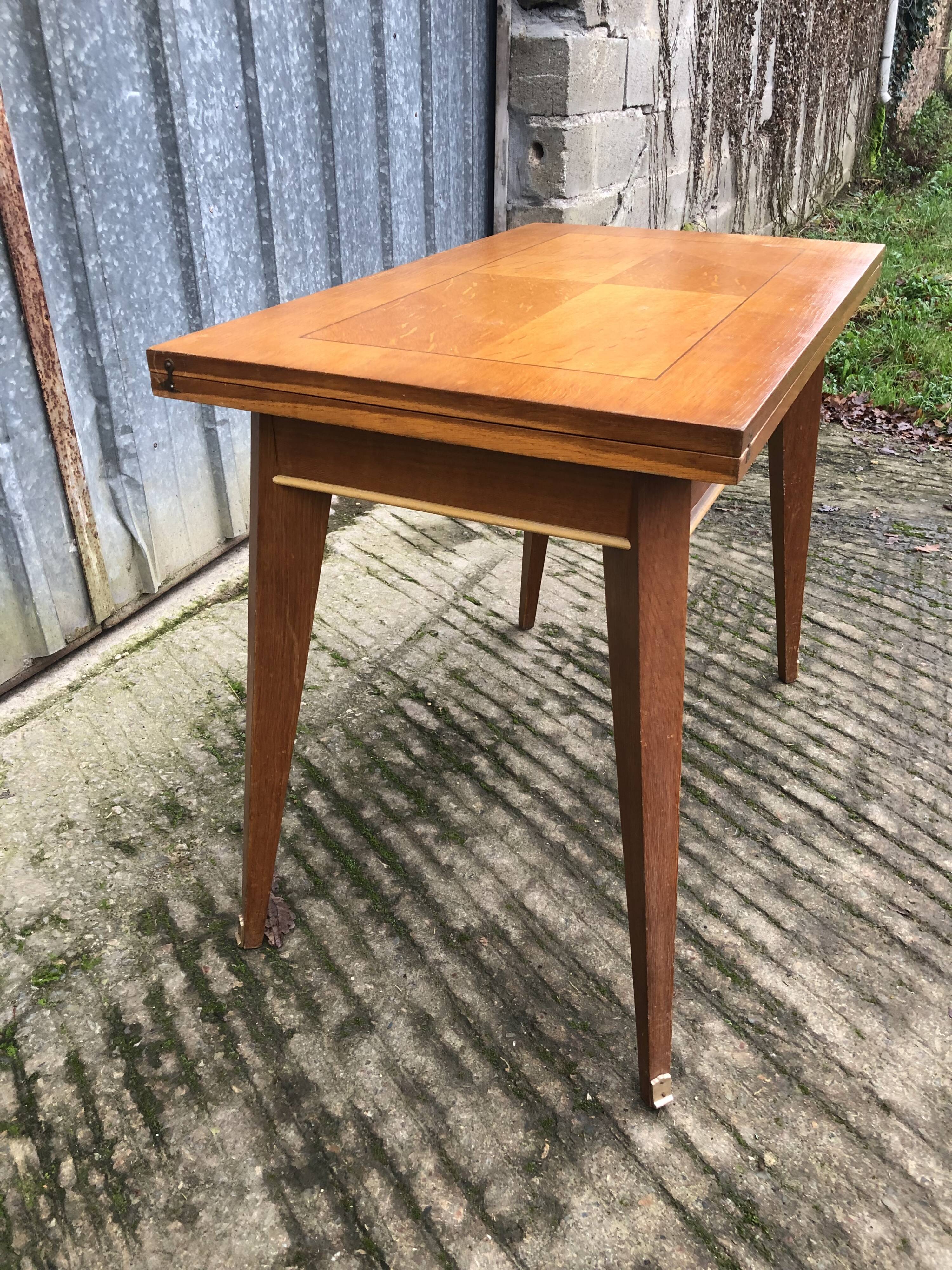 Table vintage portefeuille en chêne aux pieds compas.