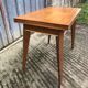 Table vintage portefeuille en chêne aux pieds compas.